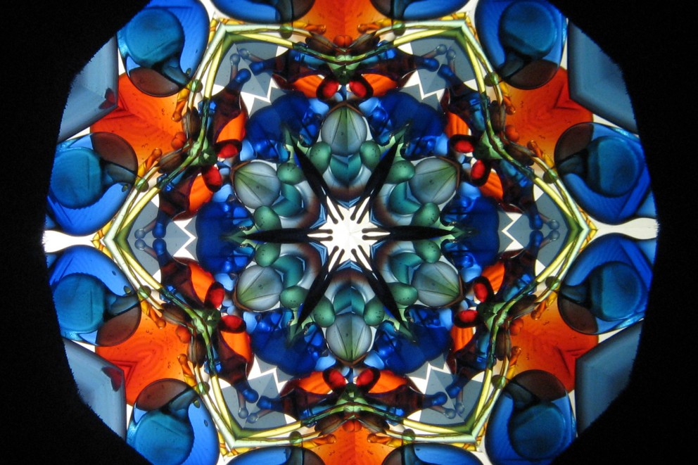
				Vue de l&lsquo;intérieur d&lsquo;un kaléidoscope à deux miroirs et des morceaux de verre de diverses couleurs

			