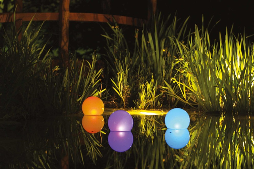 
				Inspiration 7 Nachtaufnahme eines Teiches mit Schwimmlampen in verschiedenen Farben und einer Unterwasserbeleuchtung vor verschiedenen Wasserpflanzen

			