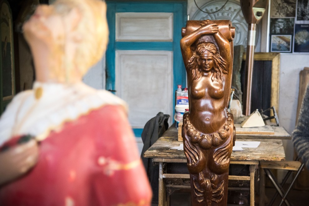 Pas de voyage: l'artiste a sculpté l'être fantastique aux airs d'ondine pendant son temps libre. Pas de voyage: l'artiste a sculpté l'être fantastique aux airs d'ondine pendant son temps libre.