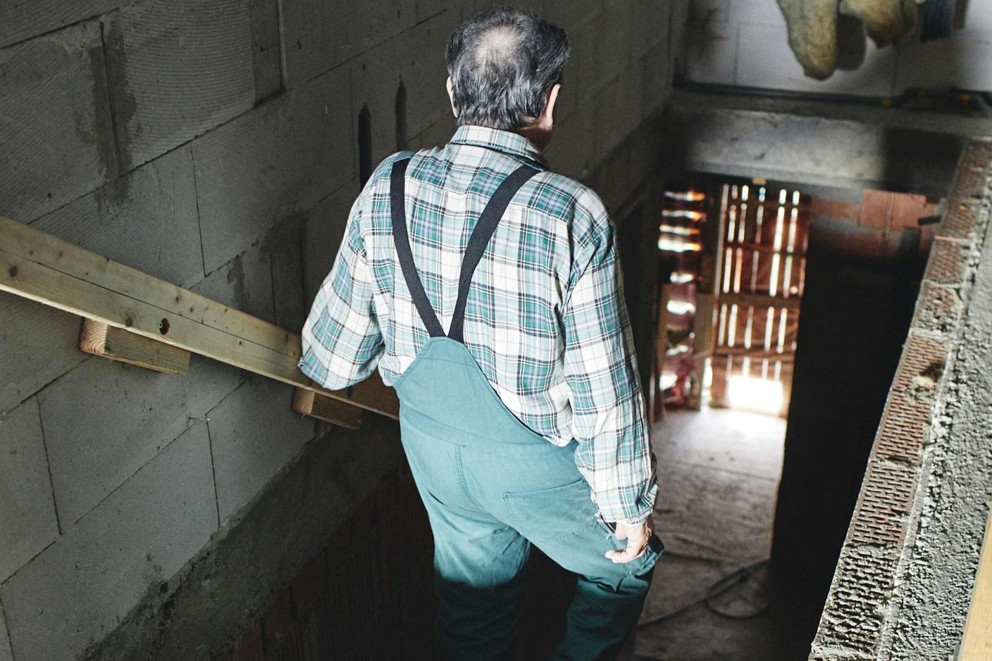 Habituellement, les escaliers représentent un véritable risque de chute pour les aveugles. Mais le constructeur Wolfgang Hermann a construit sa maison de façon à ce qu’il ne puisse jamais tomber dans les escaliers par inadvertance Habituellement, les escaliers représentent un véritable risque de chute pour les aveugles. Mais le constructeur Wolfgang Hermann a construit sa maison de façon à ce qu’il ne puisse jamais tomber dans les escaliers par inadvertance