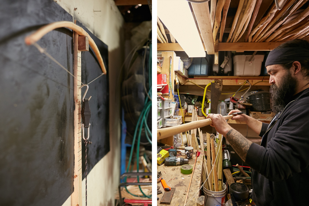 Werkstatt mit Holzbogen und Werkzeugen zur Bogenherstellung