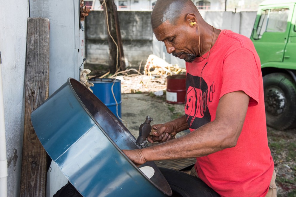 Vom ehemaligen Ölfass, von denen es in Karibikstaat Trinidad & Tobago viele gibt, bis zum kunstvollen und kraftvollen Musikinstrument namens Steel Pan sind es insgesamt acht Arbeitsschritte Vom ehemaligen Ölfass, von denen es in Karibikstaat Trinidad & Tobago viele gibt, bis zum kunstvollen und kraftvollen Musikinstrument namens Steel Pan sind es insgesamt acht Arbeitsschritte