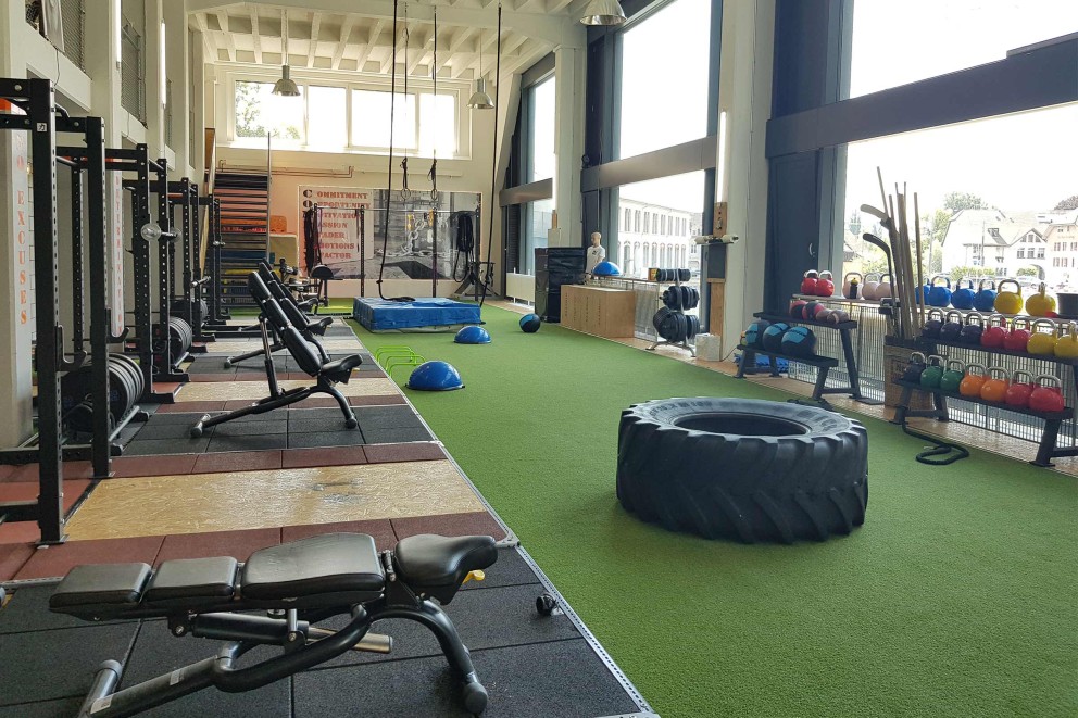 
				Le rez de chaussée de la salle de fitness que Joel Fröhlicher a construit lui même à Bienne est équipé de nombreuses stations de musculation

			