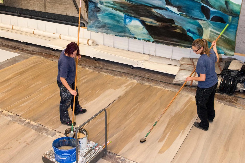 Theaterhintergründe, sogenannte Prospekte, werden im Stehen gemalt Theaterhintergründe, sogenannte Prospekte, werden im Stehen gemalt