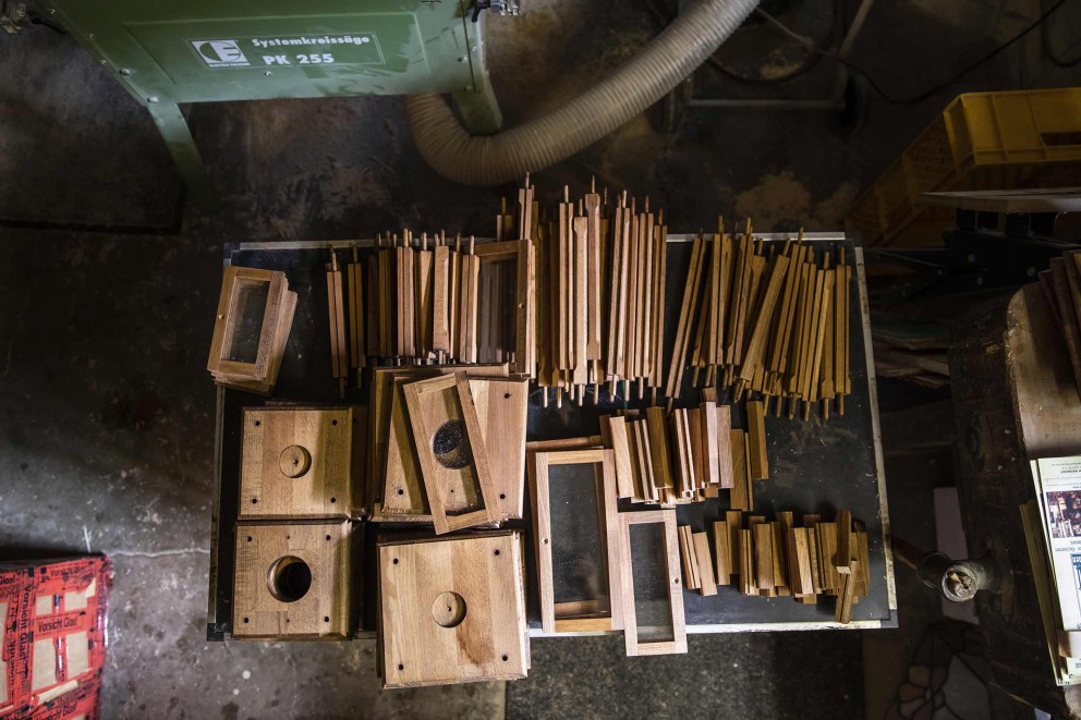 
				Dans le grenier de l&lsquo;atelier de lanternes de Joachim Schmidt sont entassées des caisses remplies de pièces préfabriquées. Chaque pièce est taillée à la main au millimètre près

			