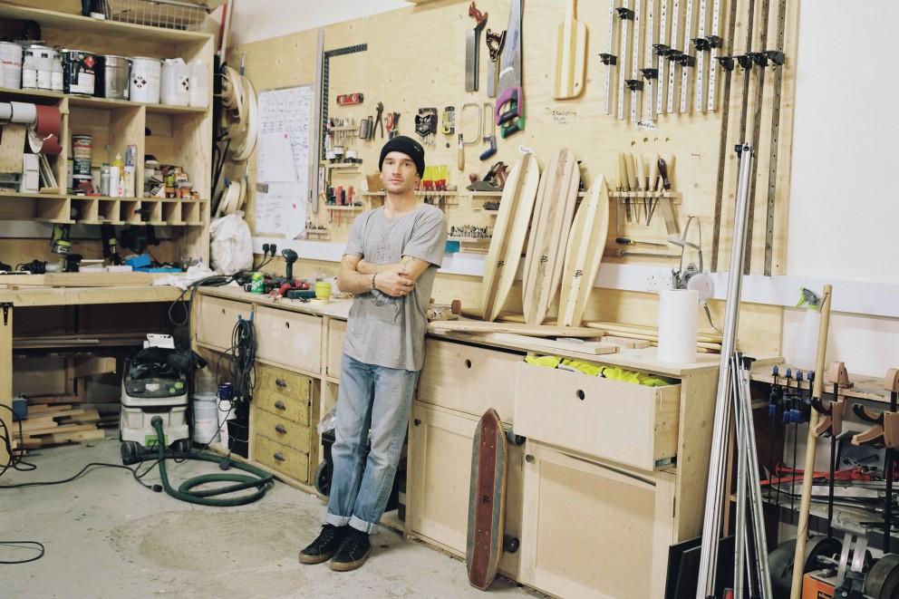 Werkstatt mit Werkzeugen, Holz und Werkbank