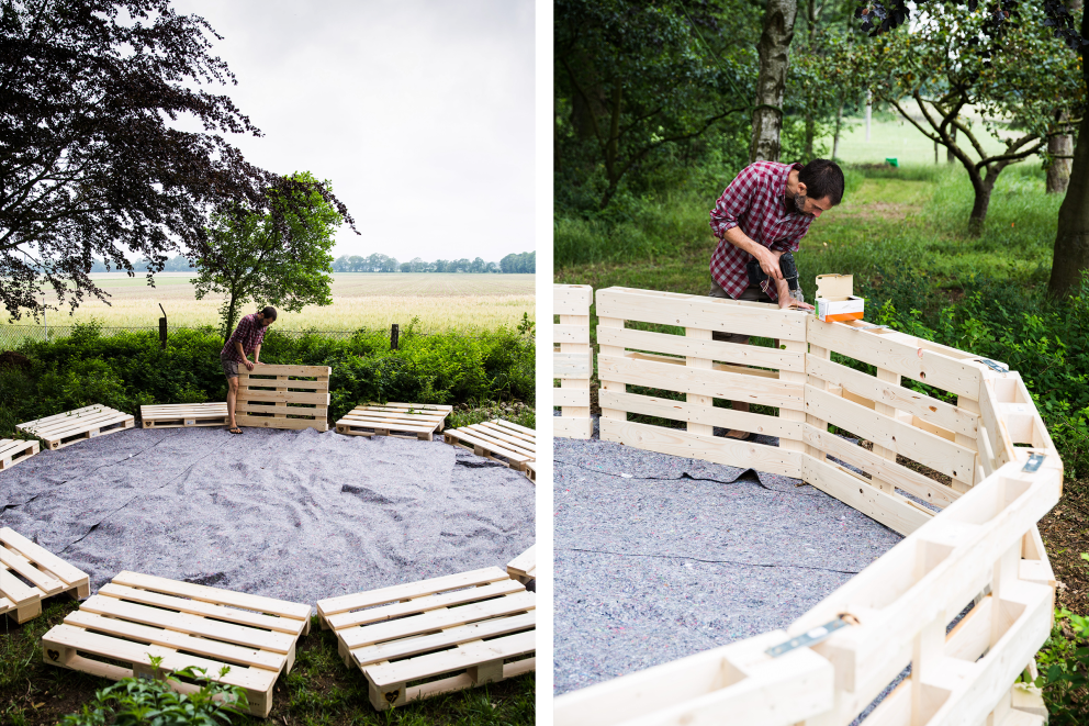 Notre auteur Sascha Borrée pose des palettes en cercle sur une bâche protectrice et prépare la construction de sa piscine. Sascha Borrée visse les palettes de sa piscine avec des raccords plats. Notre auteur Sascha Borrée pose des palettes en cercle sur une bâche protectrice et prépare la construction de sa piscine. Sascha Borrée visse les palettes de sa piscine avec des raccords plats.