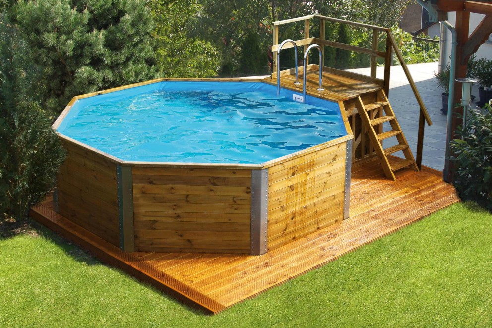 Achteckiger Holzpool mit Leiter und Plattform im Garten