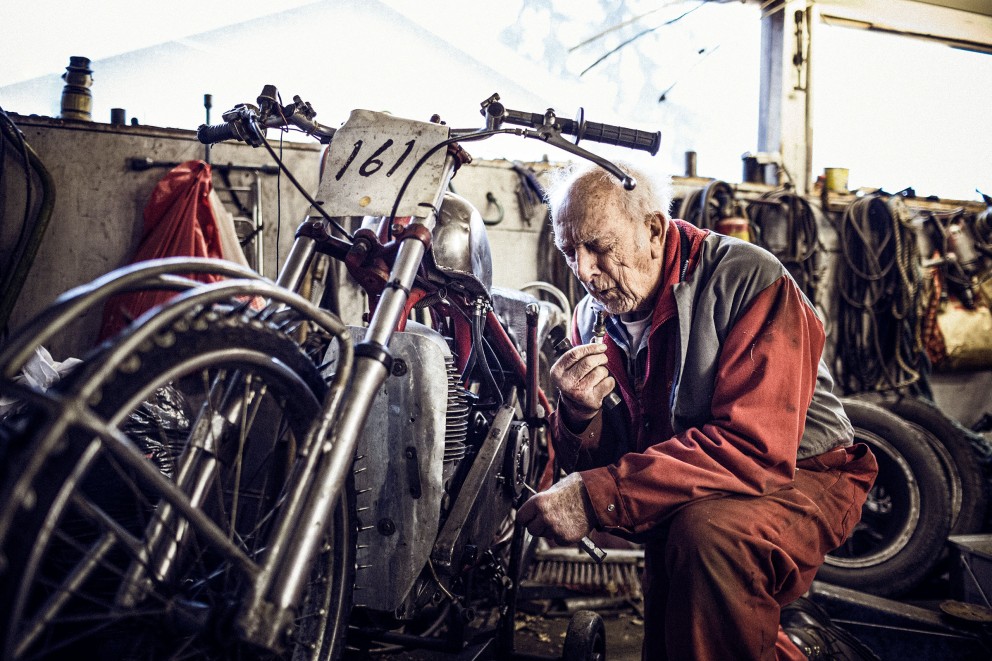 Wenn er kann, schraubt, pflegt und verbessert Olle seine Motorräder – und hält sich dadurch selbst in Schuss. Wenn er kann, schraubt, pflegt und verbessert Olle seine Motorräder – und hält sich dadurch selbst in Schuss.