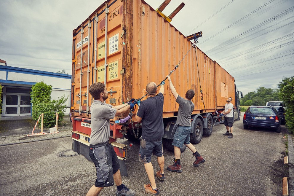 Livraison: Alex, Peter et Thomas se procurent des conteneurs. Ils les transforment en bureau et en atelier. Livraison: Alex, Peter et Thomas se procurent des conteneurs. Ils les transforment en bureau et en atelier.