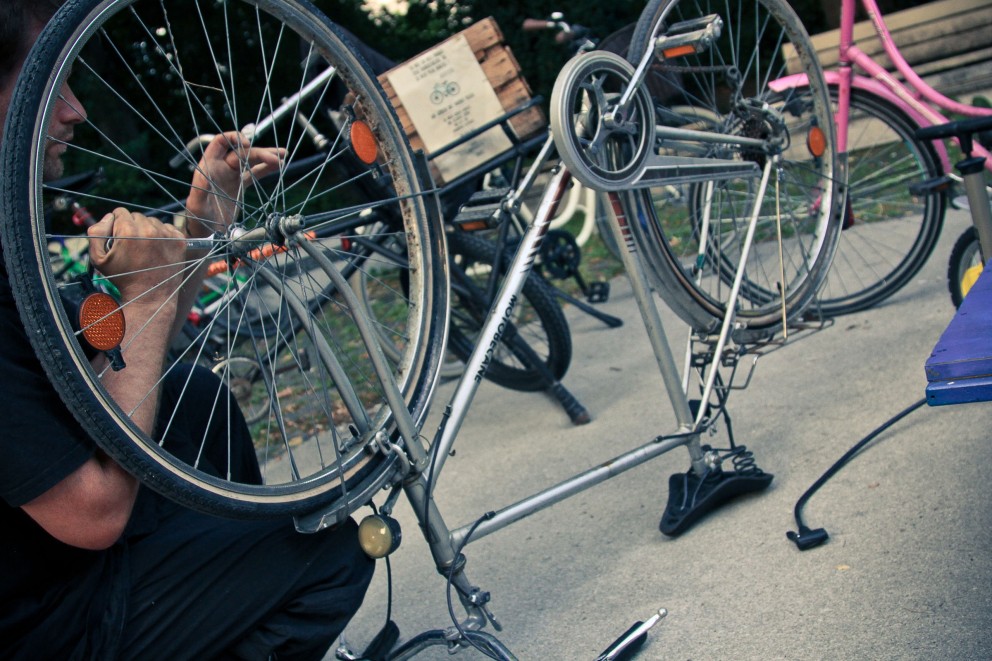 Les Radlretter de Munich réparent de vieux vélos et réutilisent les différentes pièces. Ils souhaitent inciter la population à adopter un mode de vie durable grâce à l'upcycling. Les Radlretter de Munich réparent de vieux vélos et réutilisent les différentes pièces. Ils souhaitent inciter la population à adopter un mode de vie durable grâce à l'upcycling.