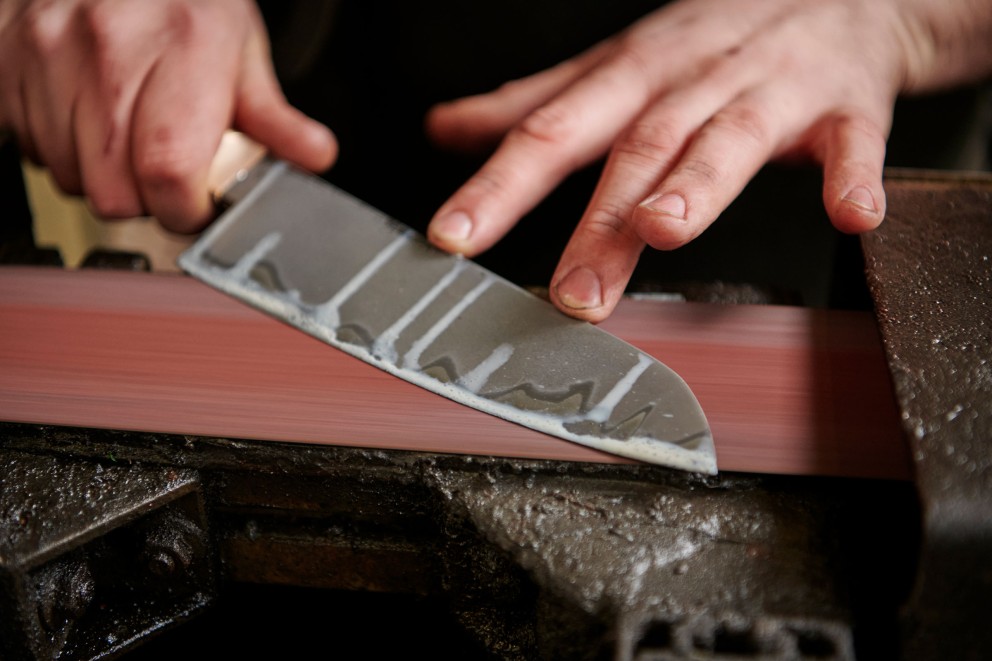 Oft der langwierigste Teil beim «Bau» eines Damaszener Messers: das Schleifen. Oft der langwierigste Teil beim «Bau» eines Damaszener Messers: das Schleifen.