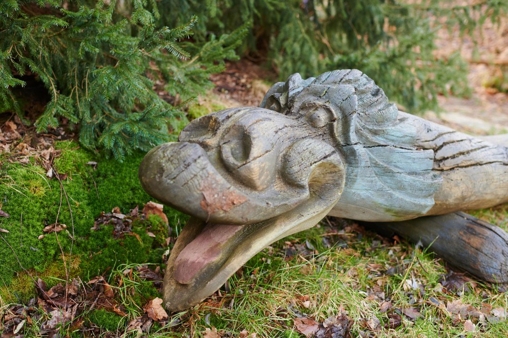 
				Banc avec une tête de dragon: la carrière de sculpteur de Jürgen a débuté comme ça.

			