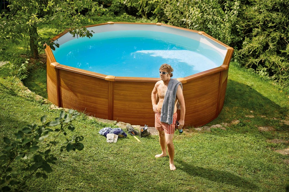 Achteckiger Pool im Garten mit einer Person davor