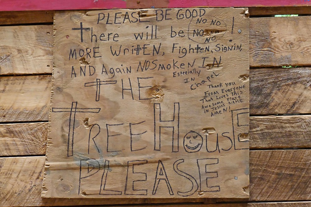 
				Die «Zehn Gebote» von Horaces Baumhauses, das in Tennessee in den USA steht, wurden von Fremden in die Wand geschlagen

			