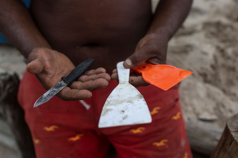 
				Les outils principaux de Márcio Mizael Matolas, le roi de Rio: une spatule et un cutter

			