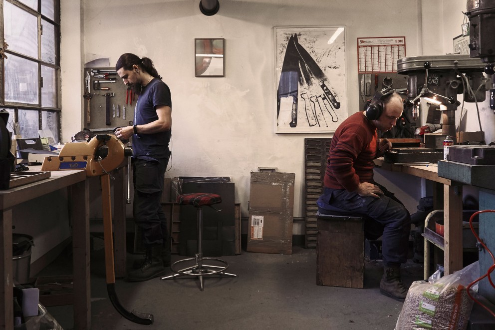 Werkstatt in der Altstadt: Roland und Guillaume arbeiten Seite an Seite. Werkstatt in der Altstadt: Roland und Guillaume arbeiten Seite an Seite.