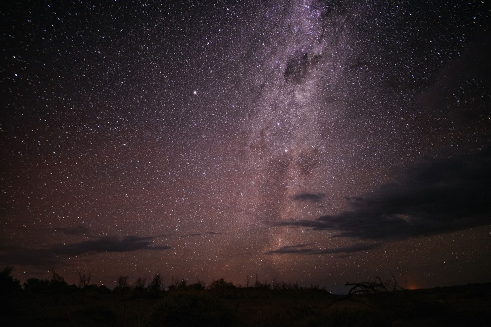 
				Le désert d&lsquo;Atacama au Chili: rares sont les nuages qui bouchent la vue sur le ciel nocturne et la Voie lactée

			