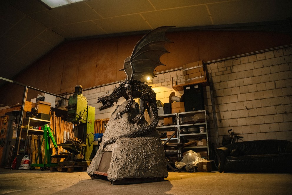 Die Drachenskulptur wiegt eine halbe Tonne. Sie besteht aus Motoren und Getrieben vom Schrottplatz. Die Drachenskulptur wiegt eine halbe Tonne. Sie besteht aus Motoren und Getrieben vom Schrottplatz.