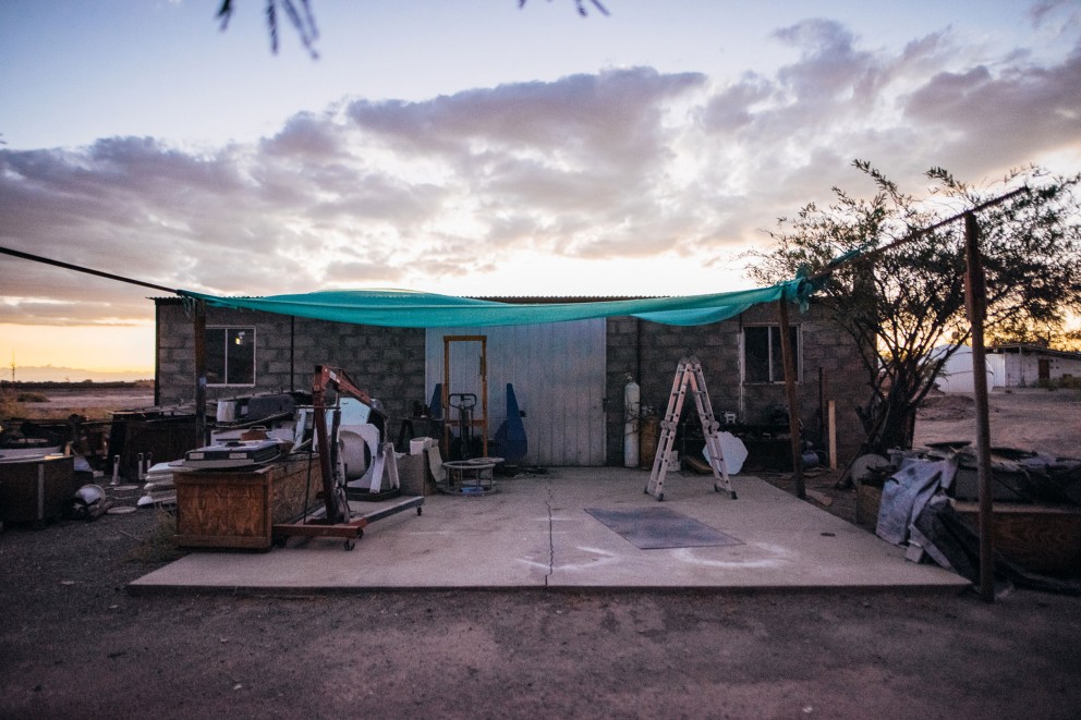 
				Alain Maurys Werkstatt hier von aussen zu sehen befindet sich in der Atacama Wüste in Chile, einem der trockensten Orte der Welt

			