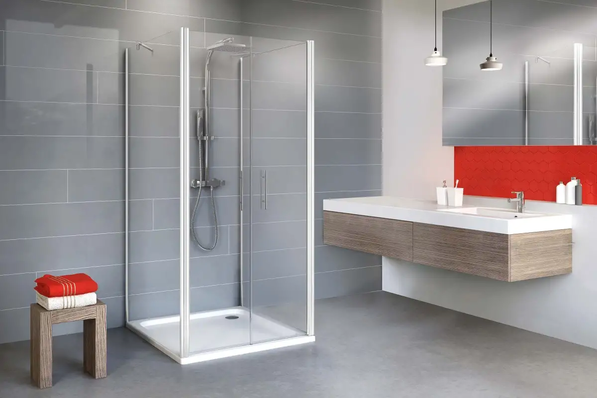 Badezimmer mit Dusche, Waschbeckenunterschrank und Handtüchern