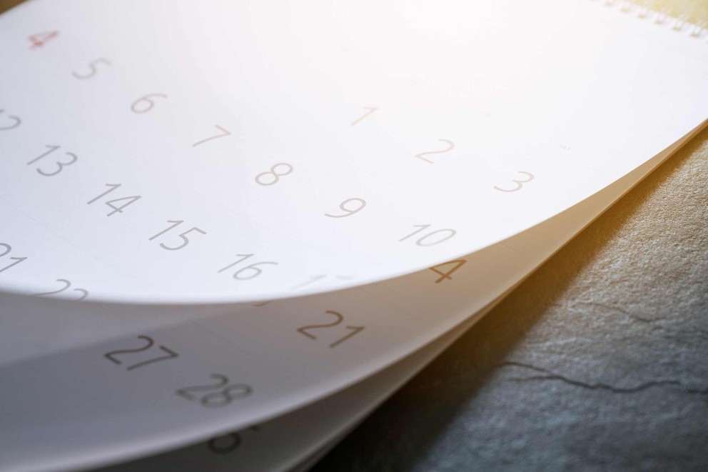 Tischkalender mit aufgeschlagenen Seiten