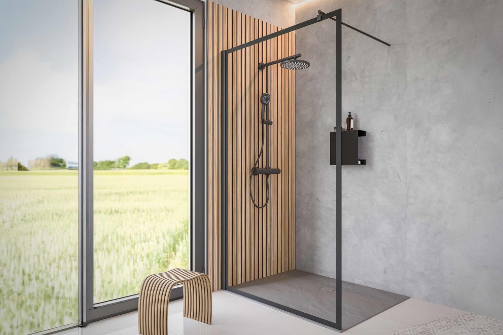 Modernes Badezimmer mit Duschkabine, Holzverkleidung und Hocker
