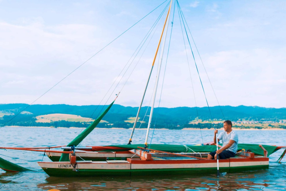 
				Michael Pietsch dans son catamaran, sur un lac de barrage.

			
