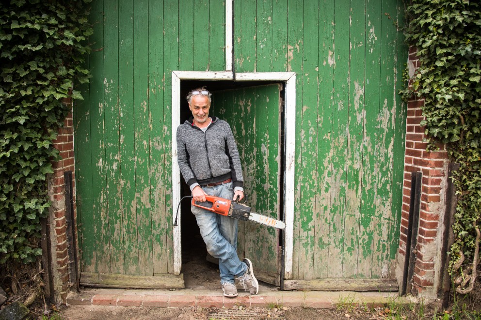 Posture décontractée, poignée ferme: Claus est depuis longtemps passé maître de la tronçonneuse. Posture décontractée, poignée ferme: Claus est depuis longtemps passé maître de la tronçonneuse.