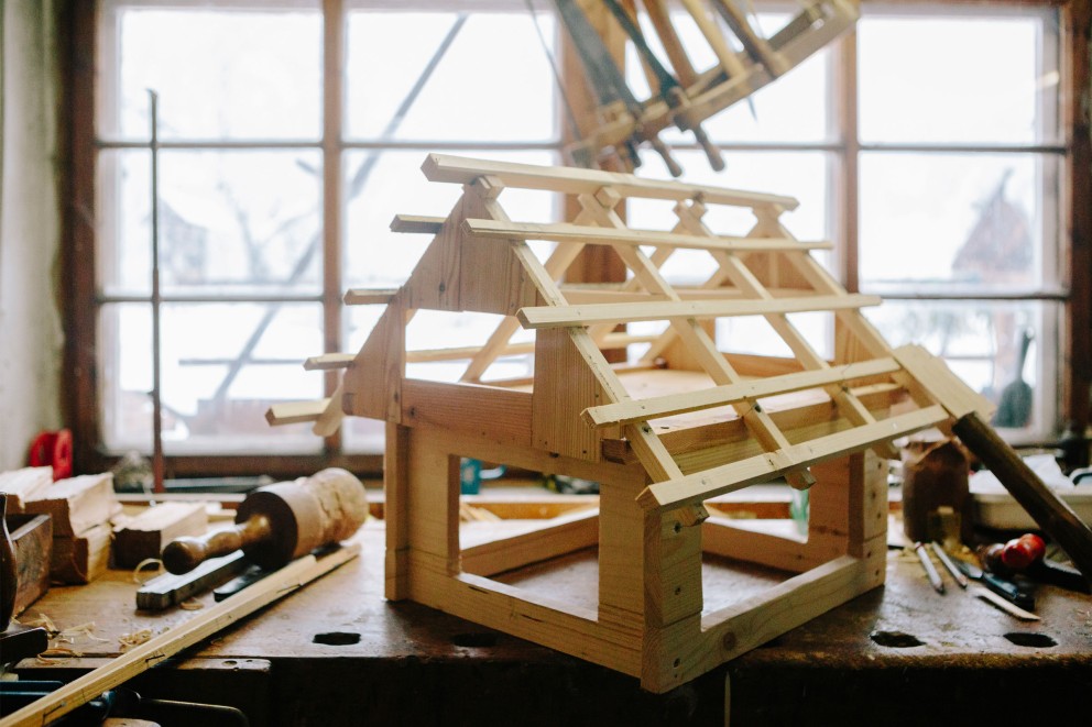 Holzmodell eines Hauses auf einer Werkbank