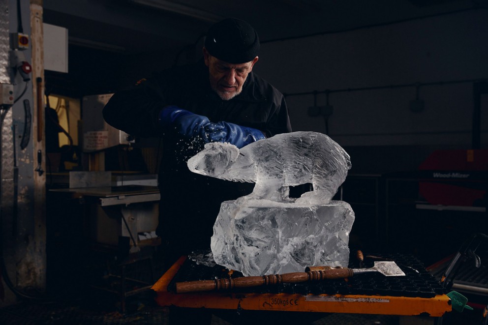 
				Duncan Hamilton, sculpteur sur glace, vient de terminer un ours polaire qui fondra dans quelques heures

			