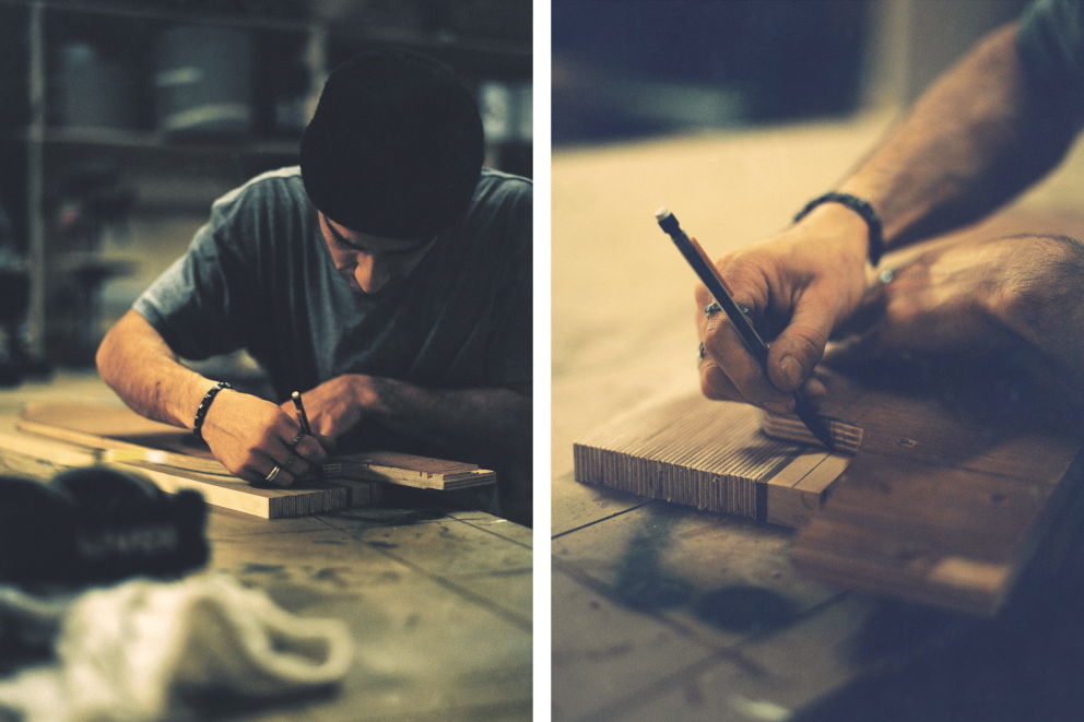 
				Travail manuel: avec son crayon, Sam dessine la forme approximative du skateboard sur la planche de bois découpée.

			