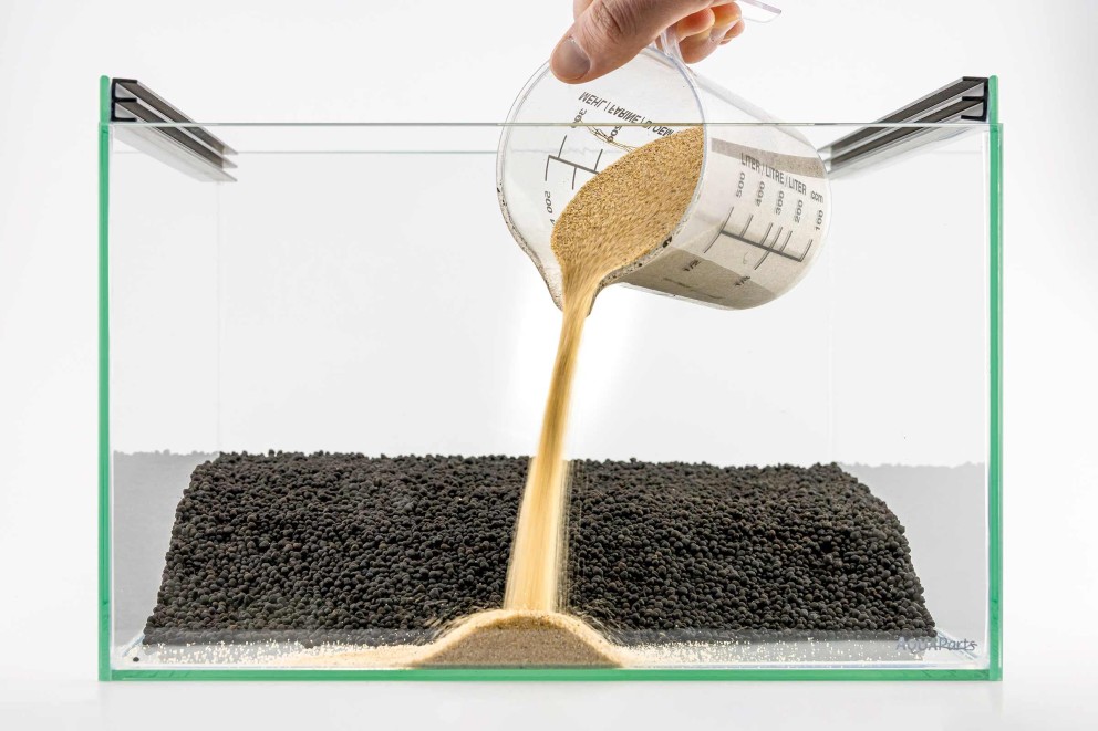  Remplir l'aquascape de sable pour aquarium 