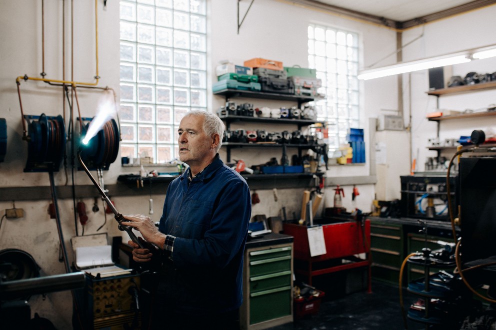 Die blaue Arbeitsjacke ist Harald Geilings zweite Haut geworden, in seiner Werkstatt in Mainz ist er in seinem Element. Doch an zwei Tagen in der Woche tauscht er die Jacke gegen einen weissen Kittel. Dann arbeitet Harald in seinem Nebenberuf: als Zahnarzt. Die blaue Arbeitsjacke ist Harald Geilings zweite Haut geworden, in seiner Werkstatt in Mainz ist er in seinem Element. Doch an zwei Tagen in der Woche tauscht er die Jacke gegen einen weissen Kittel. Dann arbeitet Harald in seinem Nebenberuf: als Zahnarzt.