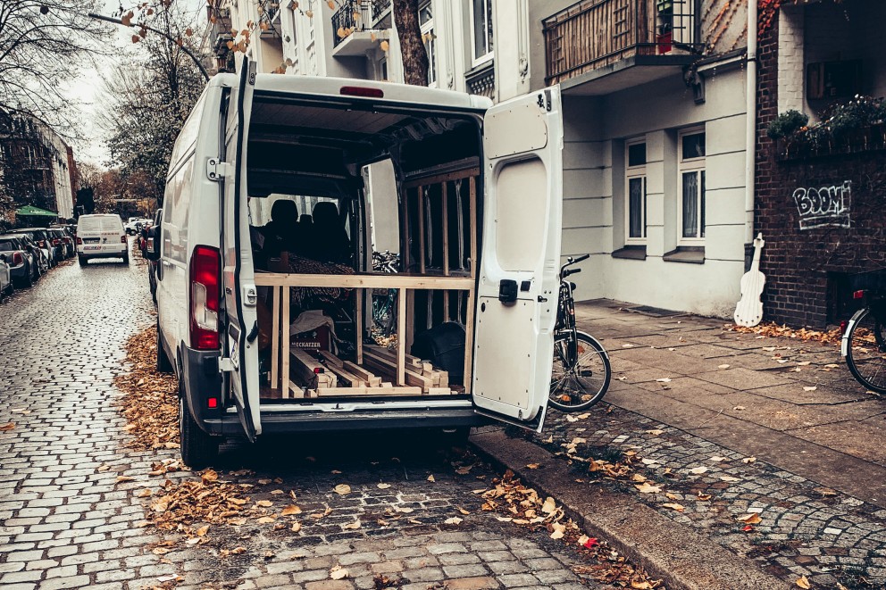 La structure en bois du van. Il y a beaucoup d'espace de rangement sous le lit et la table. La structure en bois du van. Il y a beaucoup d'espace de rangement sous le lit et la table.