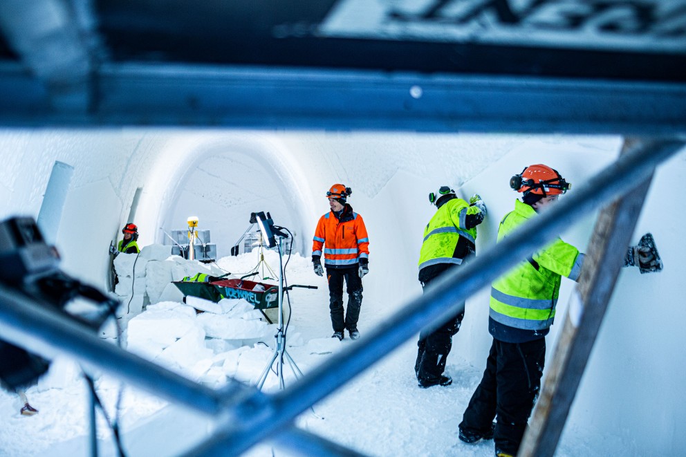 
				Gut verputzt: Luca Roncoroni und zwei Arbeiter, die die Eiswände glatt streichen.

			