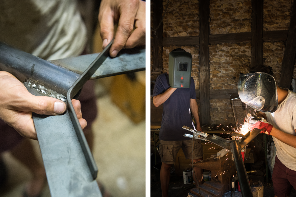Jonathan Schreiber, animateur de l'atelier, soude les pièces en acier du gouvernail de l'éolienne, pendant que notre auteur Sascha Borrée l'observe attentivement. Jonathan Schreiber, animateur de l'atelier, soude les pièces en acier du gouvernail de l'éolienne, pendant que notre auteur Sascha Borrée l'observe attentivement.