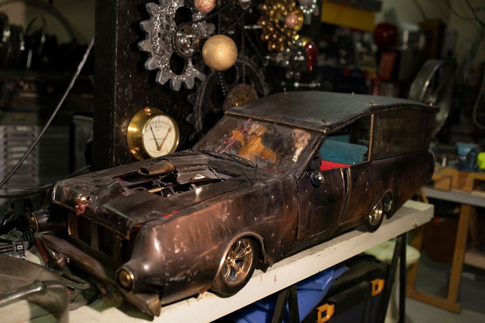 Le corbillard «The Hearse» est le plus grand et le plus lourd des «Speed Devil» fabriqués par l'artiste de style steampunk Georges Ayusawa. Il pèse 23 kg. Il est piloté par les squelettes Bonnie & Clyde. Son coffre contient bien sûr un cercueil, avec un «vrai» cadavre dedans. Le corbillard «The Hearse» est le plus grand et le plus lourd des «Speed Devil» fabriqués par l'artiste de style steampunk Georges Ayusawa. Il pèse 23 kg. Il est piloté par les squelettes Bonnie & Clyde. Son coffre contient bien sûr un cercueil, avec un «vrai» cadavre dedans.