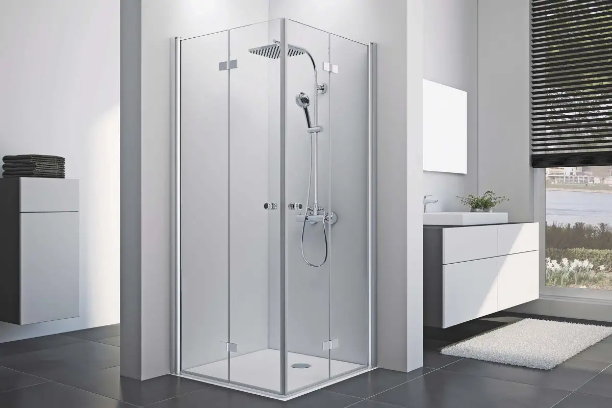 Modernes Badezimmer mit Duschkabine, Waschbeckenunterschrank und Fenster