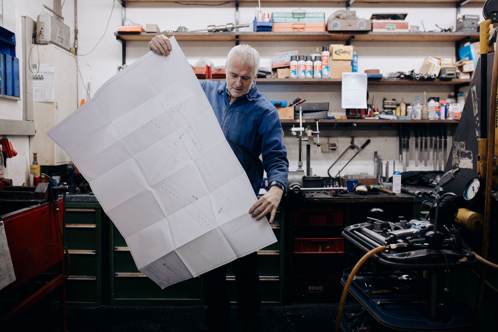 Freizeit kennt Harald Geiling nicht. Auf ein grosses Stück Papier hat er schon eines seiner nächsten Projekte gezeichnet: eine Motorradwerkstatt mit 3000 Quadratmeter Fläche. Natürlich selbst gebaut. Freizeit kennt Harald Geiling nicht. Auf ein grosses Stück Papier hat er schon eines seiner nächsten Projekte gezeichnet: eine Motorradwerkstatt mit 3000 Quadratmeter Fläche. Natürlich selbst gebaut.