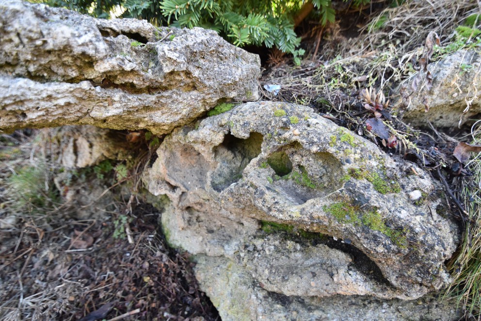 Surfaces irrégulières : les structures en ciment ont un aspect naturel grâce aux pierres et aux mottes de terre ajoutées au mélange. Surfaces irrégulières : les structures en ciment ont un aspect naturel grâce aux pierres et aux mottes de terre ajoutées au mélange.