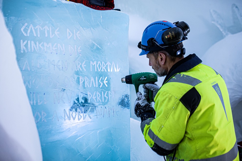 
				Poésie froide: un ouvrier «sculpte» un poème dans une paroi de glace.

			