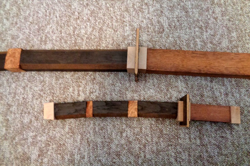 
				Die Samurai Schwerter im Rohzustand – gut sichtbar: die noch nicht zugeschliffenen Tsubas, die die Hände des Kämpfenden schützen.

			