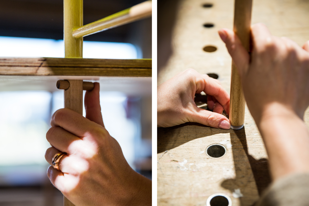 Catherine König fabrique son premier meuble dans l'atelier de coworking bauer+planer. Elle ponce encore un peu les pieds pour qu'ils puissent être passés à travers le plateau de la table 3. Les broches sont également bien ajustées.; Catharina König jette un dernier coup d'œil à la table qu'elle a construite elle même pour vérifier que tout est en ordre. Catherine König fabrique son premier meuble dans l'atelier de coworking bauer+planer. Elle ponce encore un peu les pieds pour qu'ils puissent être passés à travers le plateau de la table 3. Les broches sont également bien ajustées.; Catharina König jette un dernier coup d'œil à la table qu'elle a construite elle même pour vérifier que tout est en ordre.