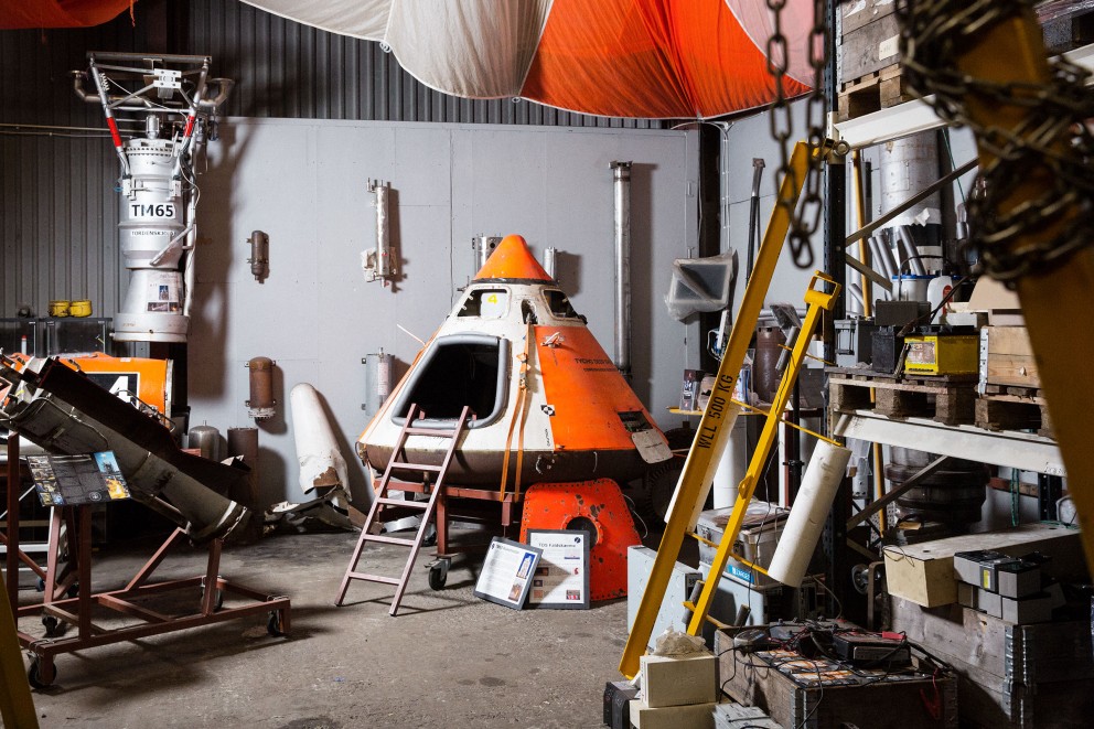 Intérieur d'un atelier avec des pièces de fusée et des outils