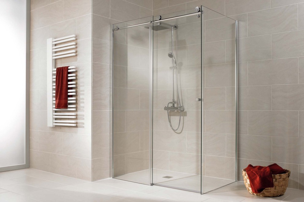 Begehbare Glasdusche mit Handtuchheizkörper im Badezimmer