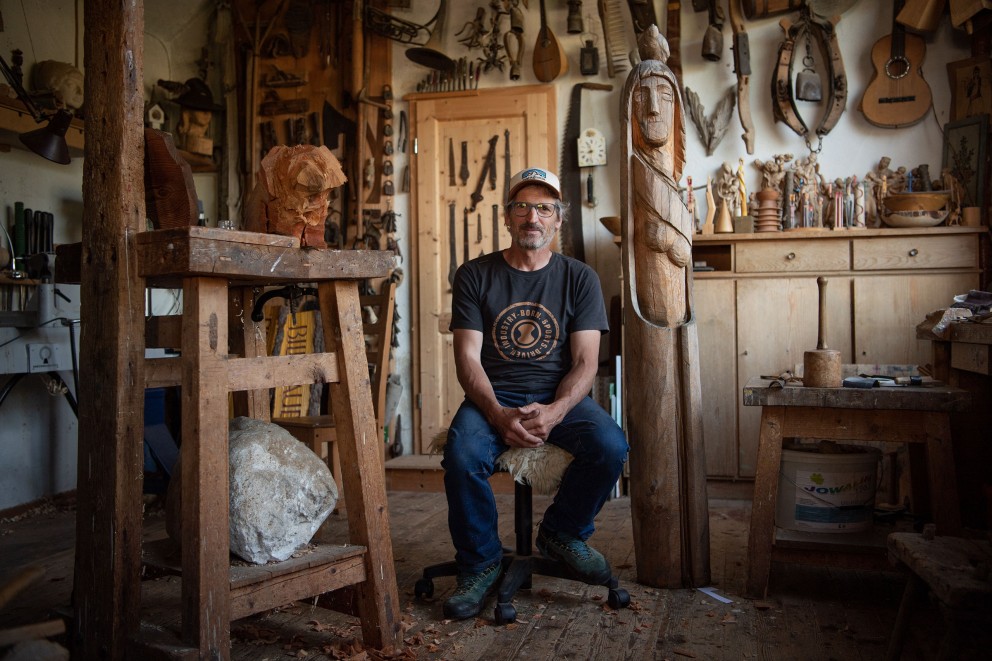 Sebastian dans son atelier avec la sculpture en deux parties «Femme avec chien». Le chien n'est pas encore fini. Sebastian dans son atelier avec la sculpture en deux parties «Femme avec chien». Le chien n'est pas encore fini.