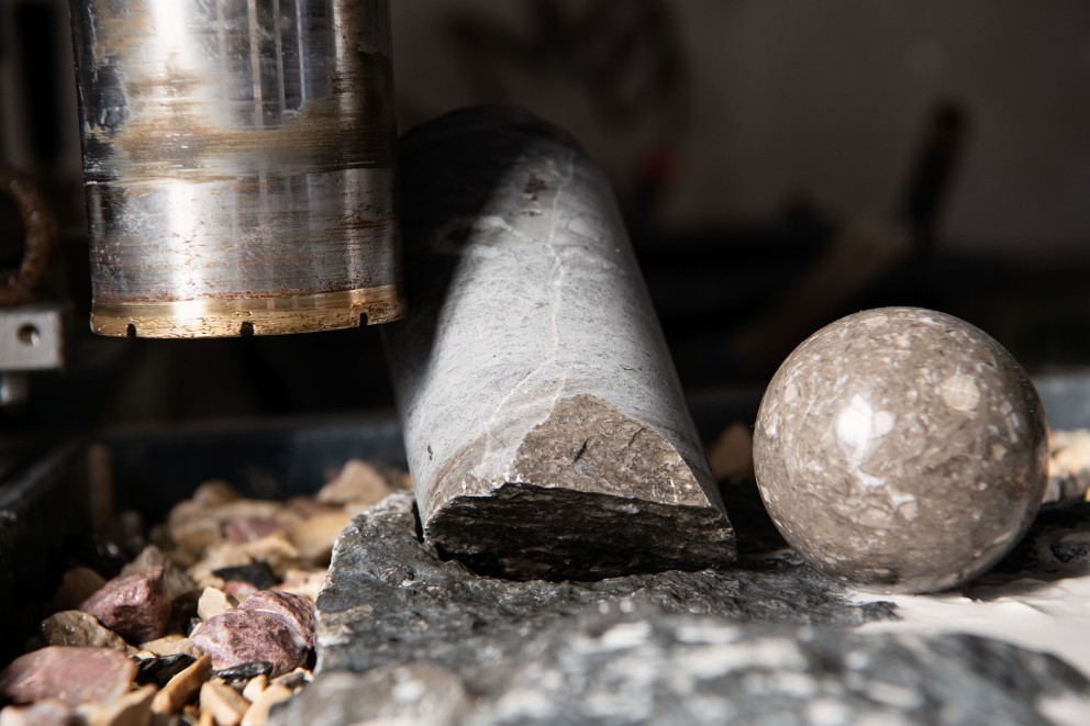 
				Von der Mini Marmorsäule zur Kugel. In der Manufaktur bringt Stefan den Stein in die richtige Form für die Mühle.

			