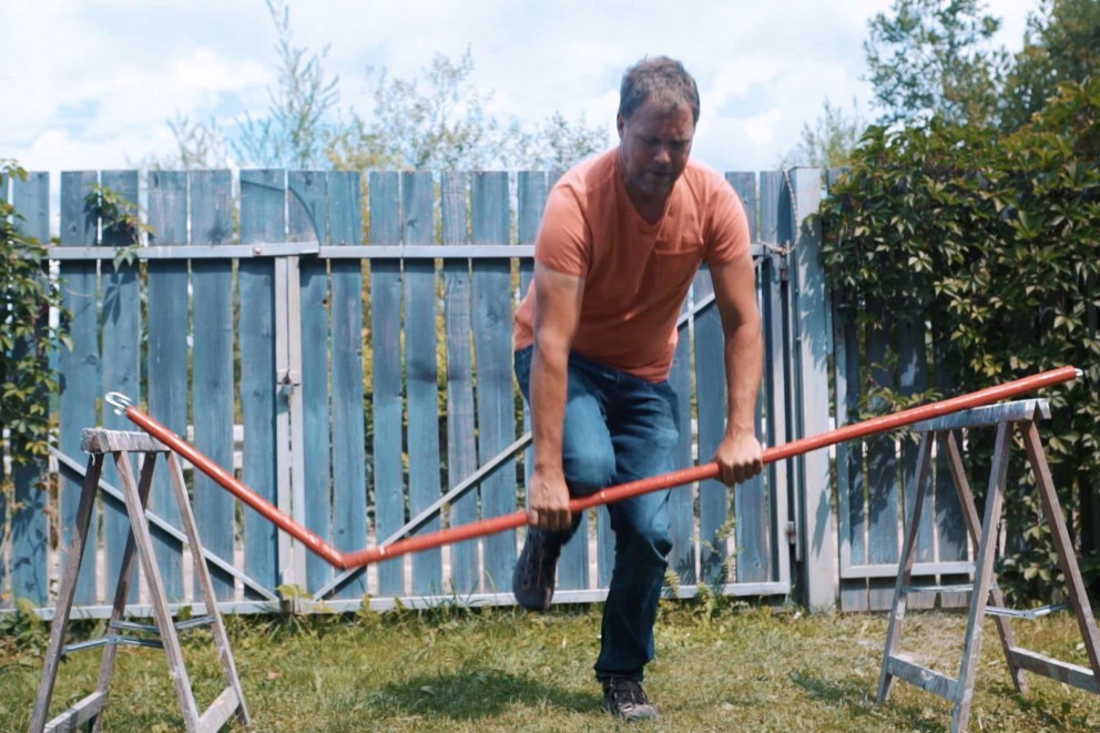 
				Michael Pietsch brise un mât dans son jardin.

			