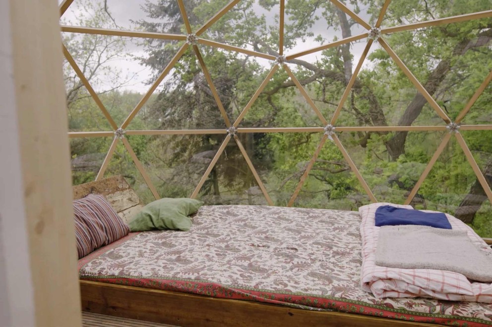 
				Lucas Wahl a placé un matelas dans sa cabane pour pouvoir y dormir.

			